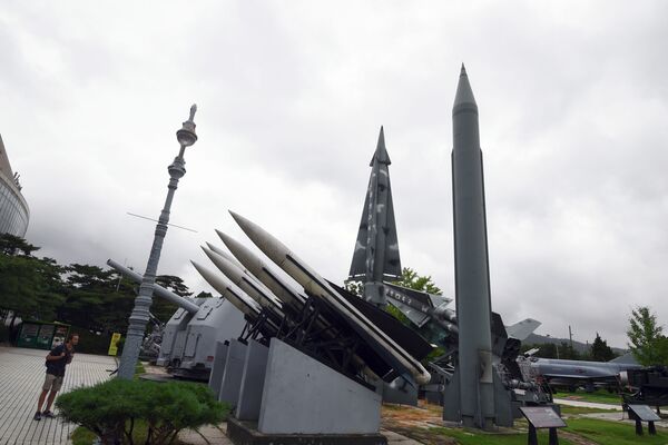 کپی موشک های کره شمالی و کره جنوبی در یادبود جنگ کره در سئول - اسپوتنیک ایران  