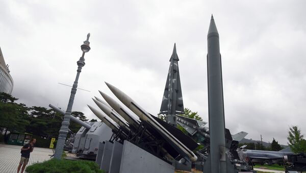 کره جنوبی بعد از ششمین ازمایش هسته ای کره شمالی، از امریکا می خواهد که قدرتمندین ترین سلاح استراتژیک خود را در جواب به ازمایشات پیونگ یانگ به کره جنوبی منتقل کند. - اسپوتنیک ایران  