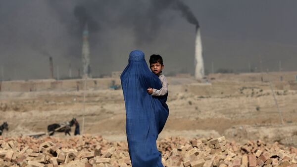 شعر تلخ کودک افغان برای پدرش +عکس - اسپوتنیک ایران  