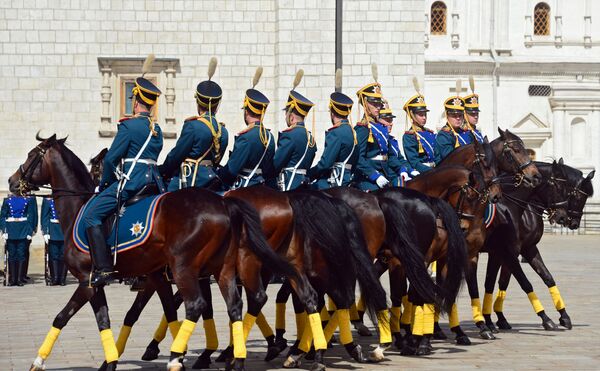 سربازان اسب سوار هنگ ریاست جمهوری روسیه در حال آماده سازی حضور در فستیوال برج اسپاسکایا - اسپوتنیک ایران  