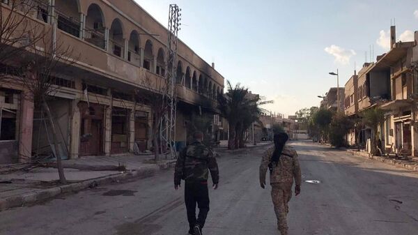 Солдаты у разрушенных в результате боевых действий домов в жилой части города Пальмира в сирийской провинции Хомс - اسپوتنیک ایران  