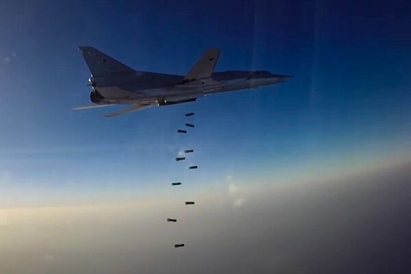 حمله هوایی هواپیماهای تو ۲۲ ام ۳ به تاسیسات داعش در سوریه - اسپوتنیک ایران  