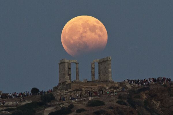 ماه گرفتگی جزئی بر فراز معبد پوزئیدون در یونان - اسپوتنیک ایران  