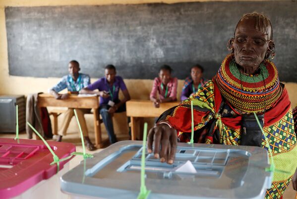زنی آفریقایی با نژاد تورکانا در انتخابات کنیا - اسپوتنیک ایران  