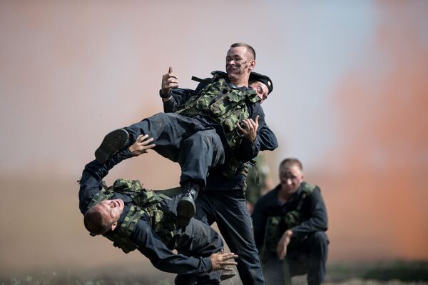 نیروهای نظامی در حین اجرای برنامه در مسابقات بین المللی نظامی در منطقه اومسک - اسپوتنیک ایران  