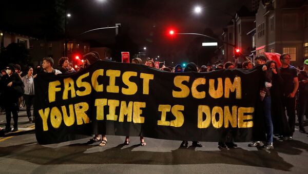 Demonstrators march in response in response to the Charlottesville, Virginia car attack on counter-protesters after the Unite the Right rally organized by white nationalists, in Oakland, California, U.S., August 12, 2017. Picture taken August 12, 2017. - اسپوتنیک ایران  