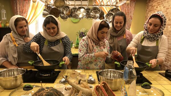 توریستهای خارجی در ایران به کلاس آشپزی می روند - اسپوتنیک ایران  