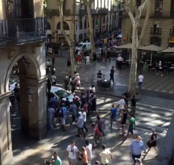 محل هجوم خودروی ون به عابرین پیاده در در بارسلون - اسپانیا - اسپوتنیک ایران  