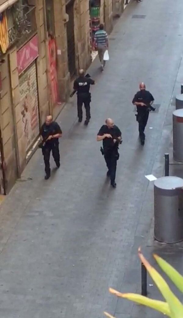 حضور پلیس در محل وقوع حادثه تروریستی در بارسلون - اسپانیا - اسپوتنیک ایران  
