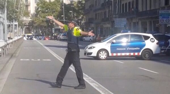 پلیس در محل وقوع حادثه تروریستی در بارسلون - اسپانیا - اسپوتنیک ایران  