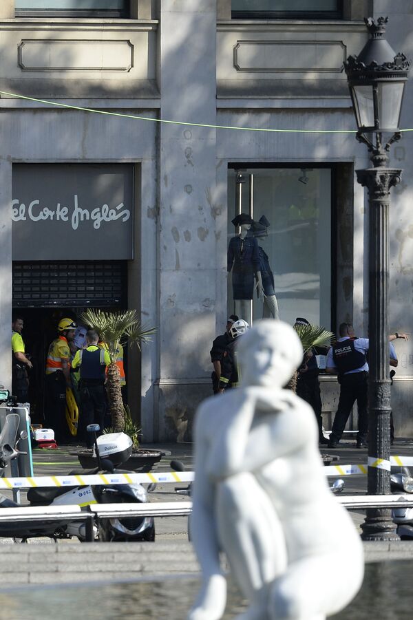 حضور پلیس در محل وقوع حادثه تروریستی در بارسلون - اسپانیا - اسپوتنیک ایران  