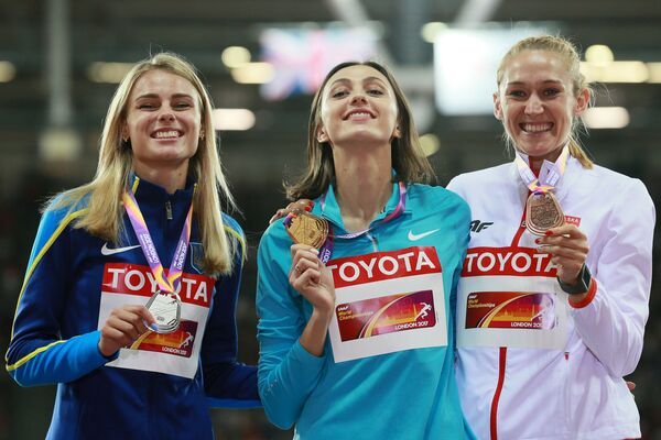 برندگان مسابقه پرش از ارتفاع بخش زنان در مسابقات قهرمانی دوومیدانی جهان در لندن . در عکس : یولیا لوچنکو، ماریا لاسیتسکن و کامیلا لیتسوینکو در مراسم اهدای جایزه - اسپوتنیک ایران  