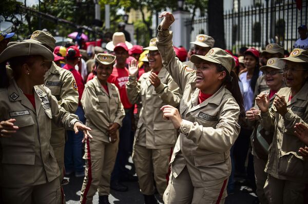 شبه نظامیان ونزوئلا، حمایت خود را از نیکلاس مادورو رئیس جمهور کشور نشان می دهند - اسپوتنیک ایران  