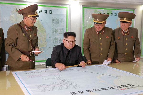کیم جونگ اون رهبر کره شمالی در حال بررسی نقشه - اسپوتنیک ایران  