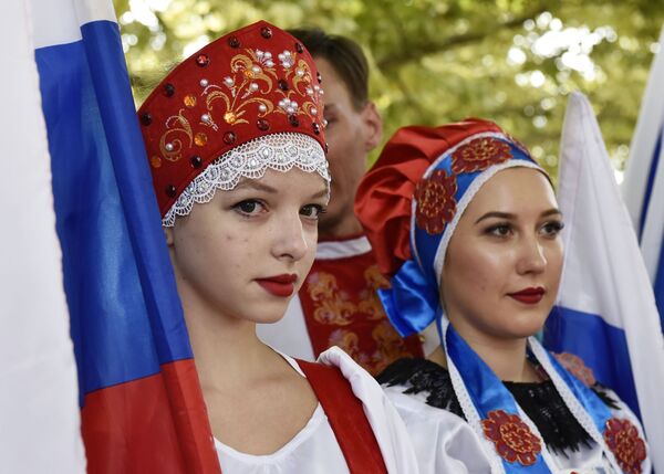 شرکت کنندگان جشن روز پرچم ملی روسیه در سیمفراپل - اسپوتنیک ایران  