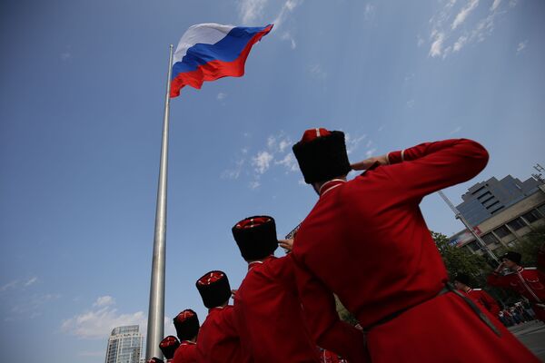 شرکت کنندگان جشن روز پرچم ملی روسیه در کراسنودار - اسپوتنیک ایران  