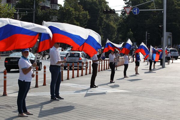 شرکت کنندگان جشن روز پرچم ملی روسیه در کراسنودار - اسپوتنیک ایران  
