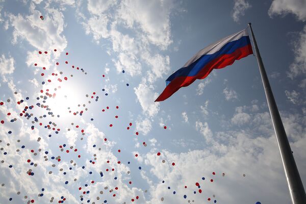 برافراشتن پرچم در جشن روز پرچم ملی روسیه در کراسنودار - اسپوتنیک ایران  