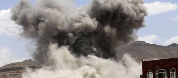 Дым от авиаудара по военной базе в городе Сана - اسپوتنیک ایران  