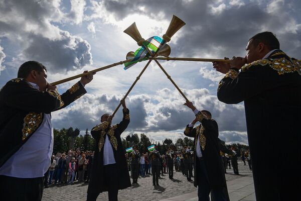 نوازندگان ارکستر نمایشی وزارت دفاع ازبکستان در فستیوال اسپاسکایا باشنیا در مسکو - اسپوتنیک ایران  