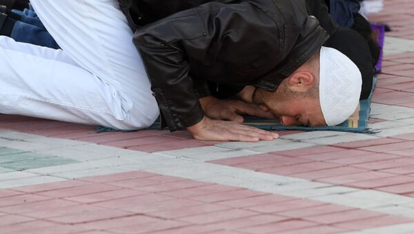 مومنان نمازگذار در مراسم عید قربان در مسجد قل شریف در کازان - اسپوتنیک ایران  