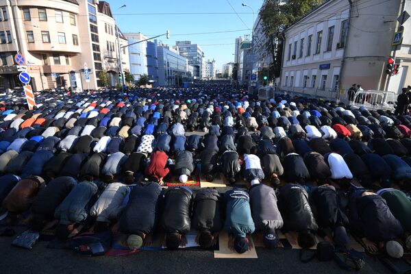 عبادت مومنان در روز عید قربان در مسکو - اسپوتنیک ایران  