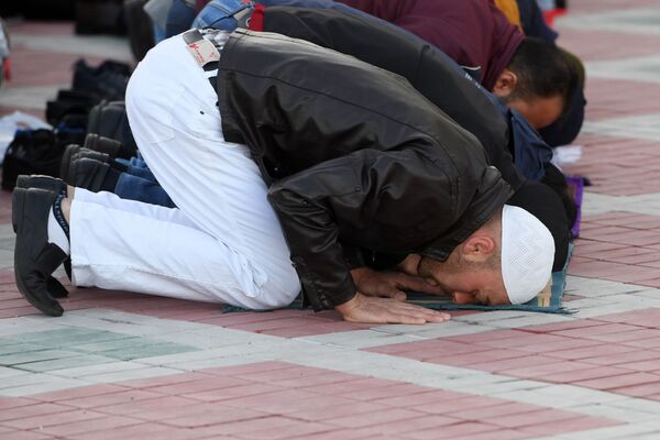مومنان نمازگذار در مراسم عید قربان در مسجد قل شریف در کازان - اسپوتنیک ایران  