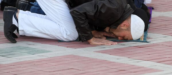 زلزله در هنگام خواندن نماز +ویدئو - اسپوتنیک ایران  