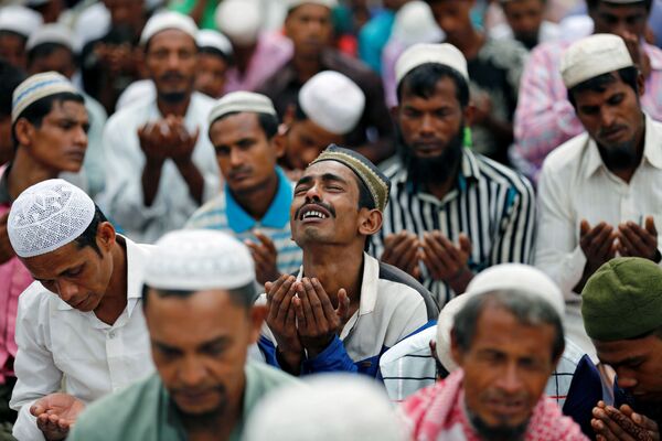 پناهجویان روهینگیا در اردوگاه بنگلادش در حال دعا - اسپوتنیک ایران  
