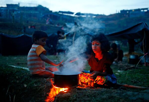 بچه های پناهجویان روهینگیا در اردوگاه بنگلادش دور آتش - اسپوتنیک ایران  
