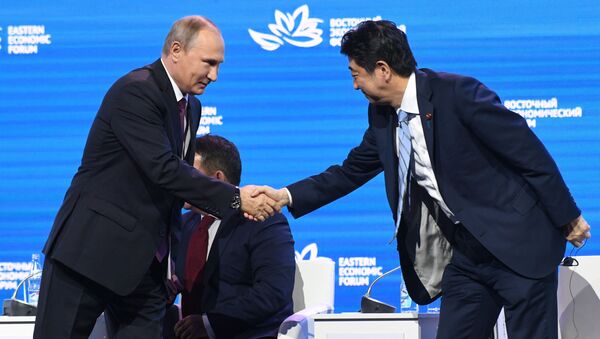 Президент России Владимир Путин и премьер-министр Японии Синдзо Абэ на пленарном заседании III Восточного экономического форума во Владивостоке - اسپوتنیک ایران  