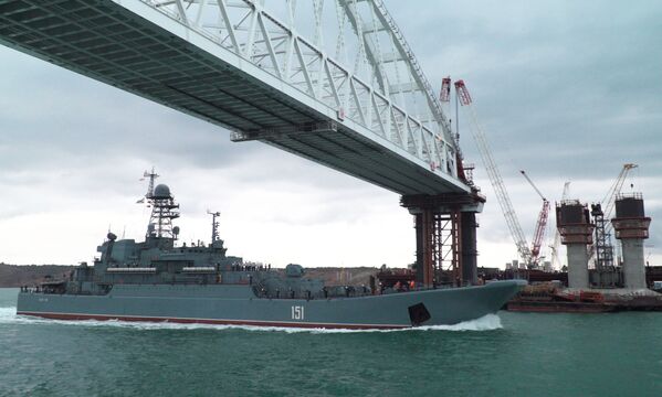 کشتی بزرگ ناوگان دریای سیاه «آزوف» از تنگه کرچ عبور می کند - اسپوتنیک ایران  