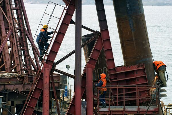 کارگران در بخش ساخت و ساز گذرگاه آبی پل کریمه - اسپوتنیک ایران  