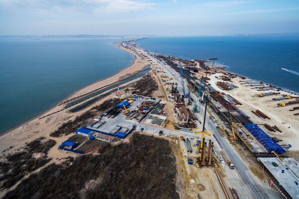 ساخت گذرگاه حمل و نقلی از طریق تنگه کرچ در جزیره توزلا واقع در دریای آزوف - اسپوتنیک ایران  