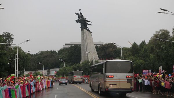 Жители Пхеньяна приветствуют участников успешного испытания водородной бомбы в КНДР - اسپوتنیک ایران  