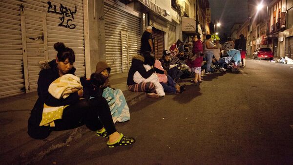 Жители Мехико, покинувшие свои дома во время сильного землетрясения - اسپوتنیک ایران  