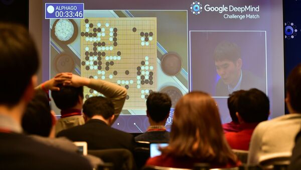 Журналисты наблюдают на экране игру Ли Седоля и искусственного интеллекта AlphaGo - اسپوتنیک ایران  