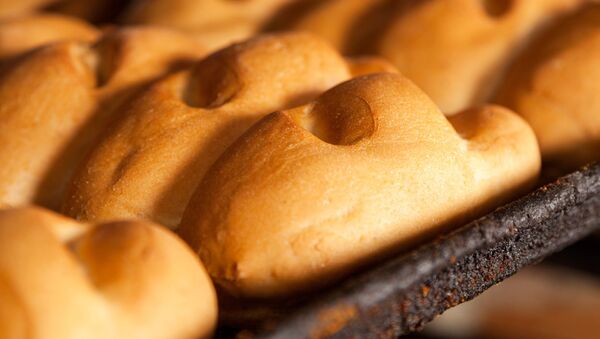 Свежий хлеб на полке в пекарне - اسپوتنیک ایران  
