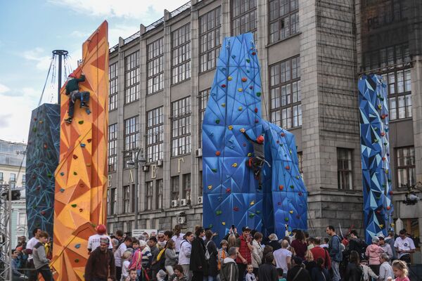 کودکان رویclimbing wall روز جشن شهر مسکو - اسپوتنیک ایران  