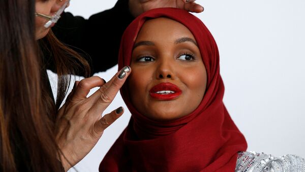 اولین مدل با حجاب ، پناهنده حلیمه آدن هنگام عکاسی در نیویورک، آمریکا - اسپوتنیک ایران  