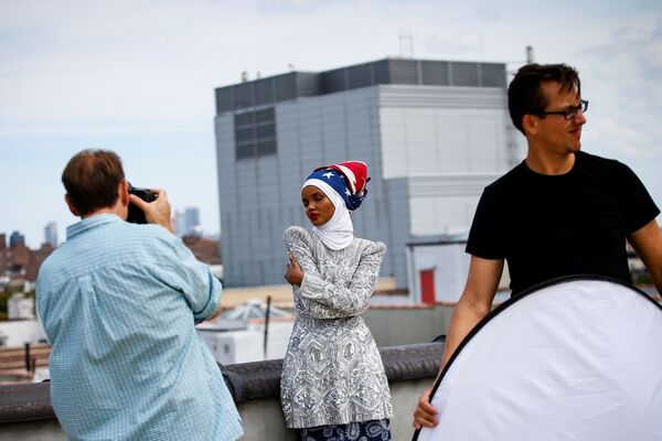 مدل حلیمه آدن هنگام عکاسی در هفته مد نیویورک - اسپوتنیک ایران  
