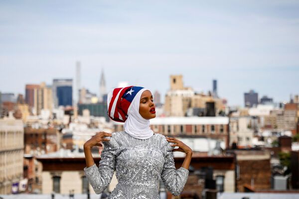 اولین مدل با حجاب حلیمه آدن هنگام عکاسی در نیویورک ، آمریکا - اسپوتنیک ایران  
