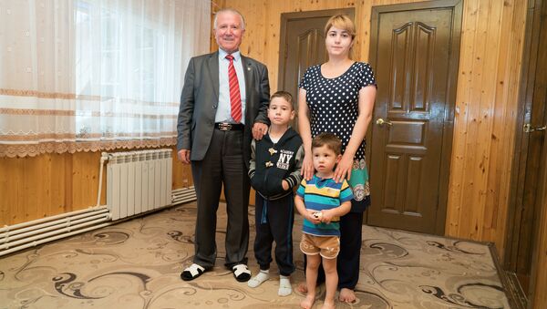 Уроженец Таджикистана Рахмон Джураев и его внуки - Путин и Шойгу - اسپوتنیک ایران  