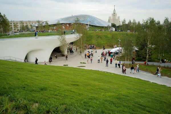 بازدیدکنندگان پارک زاریادی در مسکو - اسپوتنیک ایران  