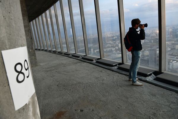 بازدیدکننده ای در طبقه 89 مجتمع تجاری مسکو سیتی، مکانی که بلندترین سکوی بازدید در اروپا ساخته می شود - اسپوتنیک ایران  