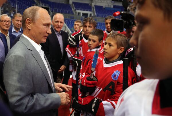 ولادیمیر پوتین رئیس جمهور روسیه همراه با بازیکنان هاکی تیم های اتحاد جماهیر شوروی و کانادا که در دوره های درخشان سال 1972 شرکت داشتند - اسپوتنیک ایران  