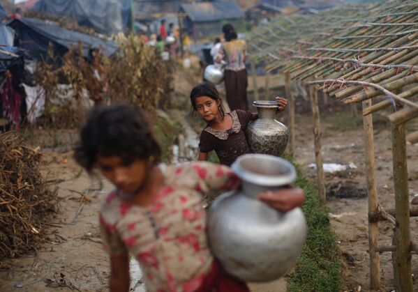 دختران خانواده های پناهندگان روهینگیا ، در حال حمل کوزه های آب ، بنگلادش - اسپوتنیک ایران  