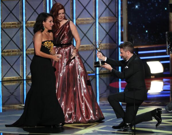 هنرپیشه آمریکایی کریس هاردویک در حال اهدای جایزه ی امی به هنرپیشه جولی لویی دریفوس به خاطر نقش اصلی در سریال کمدی Veep - اسپوتنیک ایران  