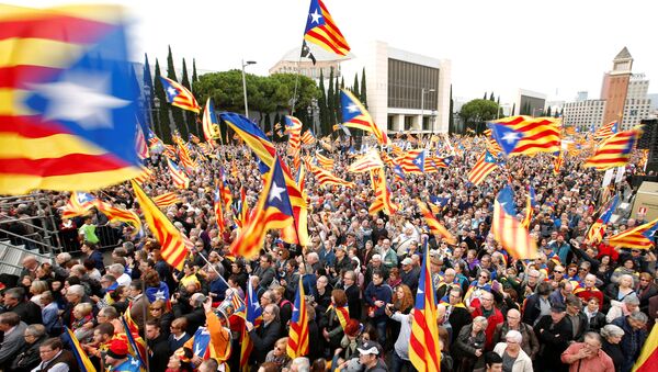مخالفان استقلال کاتالونیا - حامیان اسپانیای واحد - در روز یکشنبه به خیابانهای بارسلونا آمدند و مخالفت خود را با تصمیم مقامات محلی در مورد استقلال کاتالونیا اعلام کردند. - اسپوتنیک ایران  
