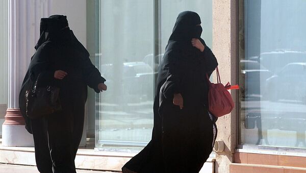 عربستان سعودی محدودیت های بسیاری را برای زنان گذاشته. کارهایی که زنان در خیلی از کشورهای دنیا به تنهایی و راحتی انجام می دهند در عربستان سعودی برای زنان ممنوع است. - اسپوتنیک ایران  